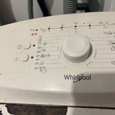 לוח בקרה של מכונת כביסה עם כפתורים ותצוגה