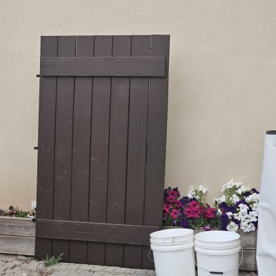 דלת עץ צבועה חום עם דליים לבנים