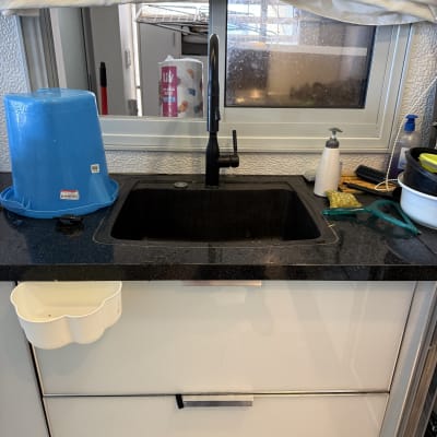 כיור מטבח עם ברז וכלים לניקוי