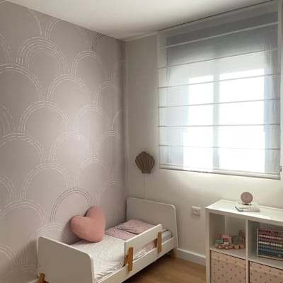 רצפת פרקט עץ בחדר ילדים מואר