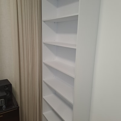 מדף לבן גבוה עם מספר מדפים ריקים
