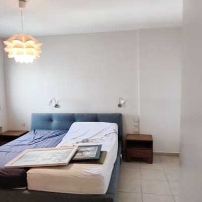 חדר שינה עם מיטה ותמונות על המיטה