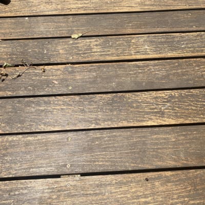 לוחות עץ עם ברגים ועלים יבשים