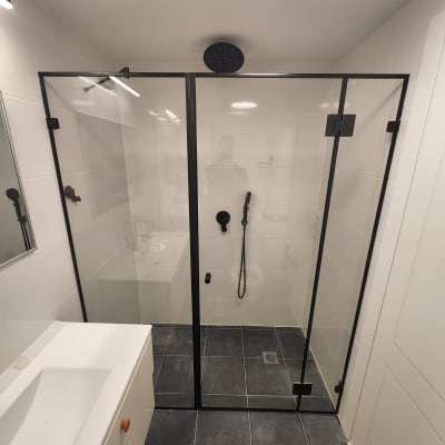 דלתות זכוכית למקלחת עם מסגרת שחורה