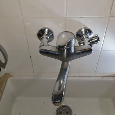 ברז מים בכיור עם אריחי קרמיקה