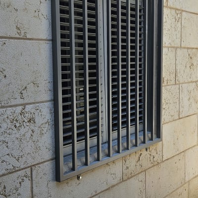 סורגי מתכת על חלון קיר חיצוני