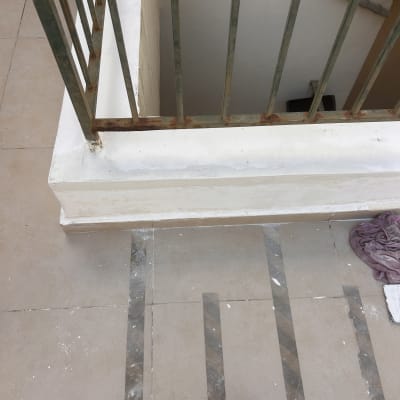 מעקה מתכת עם רצפה צבועה ועבודת שיפוץ