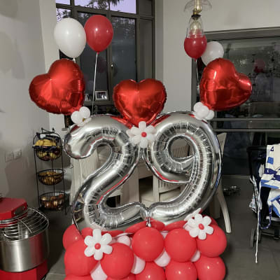בלונים בצורת מספר 29 עם לבבות אדומים