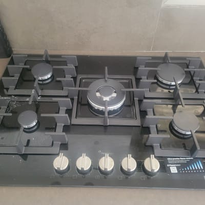 כיריים גז עם חמישה מבערים וכפתורי שליטה