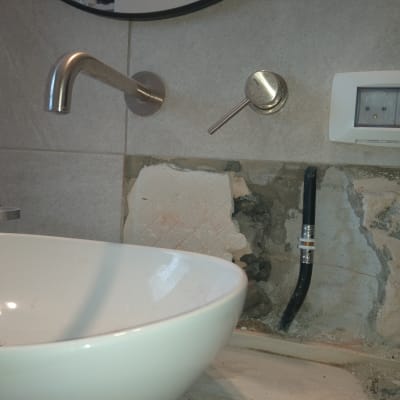 כיור עם ברז, צינור חשוף בקיר