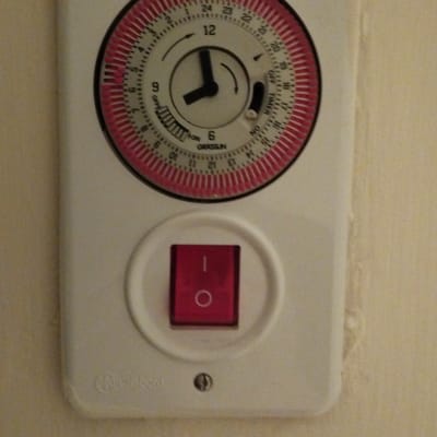 שעון טיימר עם מתג הפעלה אדום