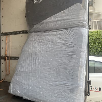 מזרן עטוף בניילון בתוך משאית הובלה