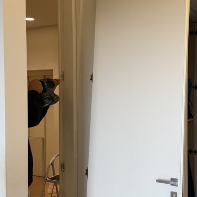 תיקון דלת עם מקדחה וחלקי דלת