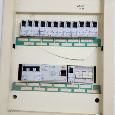 לוח חשמל עם מפסקים וחיווט חשמלי