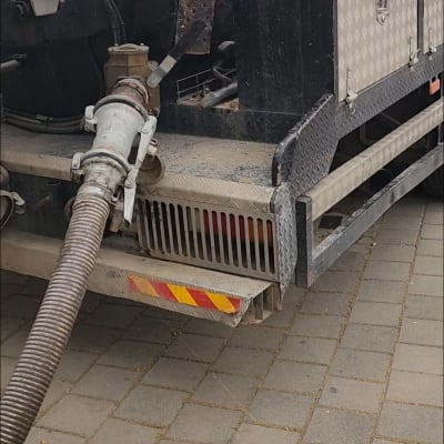 משאית ואקום עם צינור גדול ומיכל אחסון