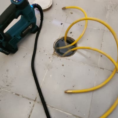 צינור צהוב וכלי עבודה על רצפה אפורה