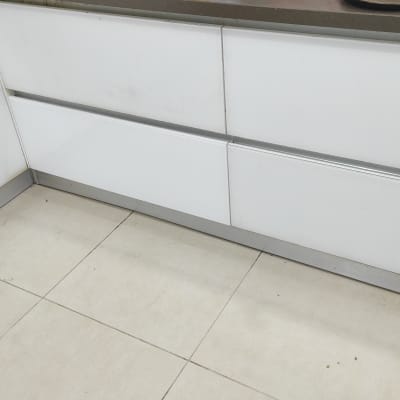 ארונות מטבח לבנים עם משטח עבודה אפור