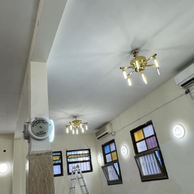 סולם וחלונות בחדר עם תאורה חדשה