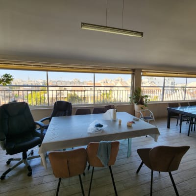 מעקה אלומיניום עם נוף עירוני ברקע