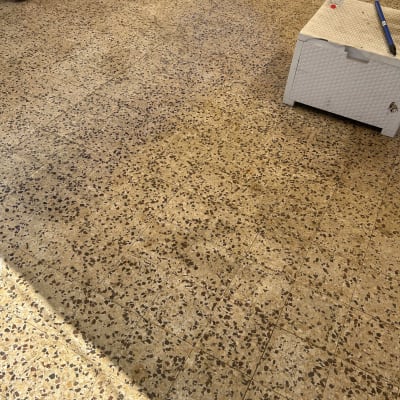 רצפת אריחים עם שולחן קטן וכלי כתיבה