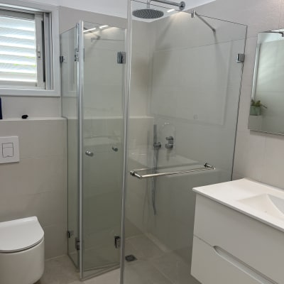 מקלחון זכוכית עם ראש מקלחת עגול וחדר אמבטיה מודרני