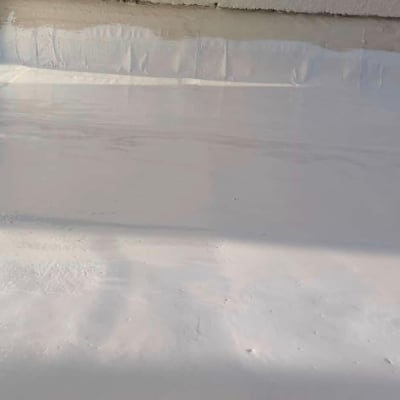 משטח אטום בציפוי לבן מבריק