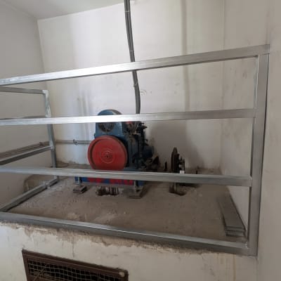 מנוע עם מסגרת מתכת בחדר סגור