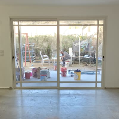 דלת הזזה מאלומיניום עם מסגרת לבנה