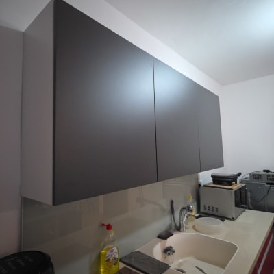 מטבח עם ארונות, כיור וכלים על השיש