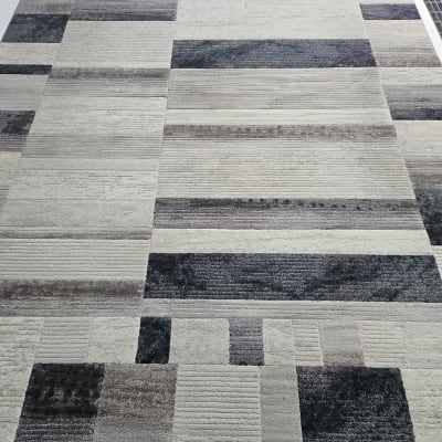 שטיח עם דוגמאות גיאומטריות על רצפה