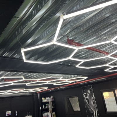 תאורת לד בצורת משושים על תקרה מתכתית