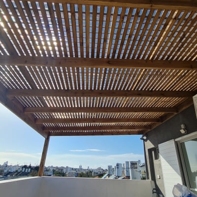 פרגולה מעץ עם קורות עץ אופקיות