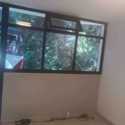 חלון אלומיניום עם מסגרת שחורה וחלון פתוח