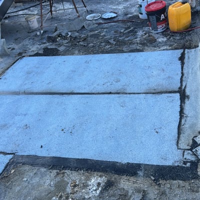 עבודת איטום על גג עם יריעות וחומרים שונים