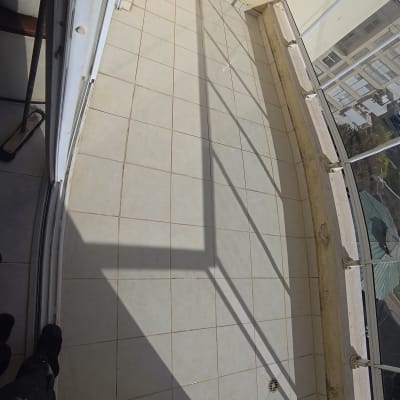 מרפסת עם רצפת אריחים וניקוז מים