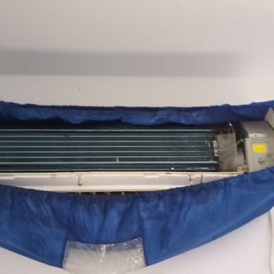 מזגן עם כיסוי כחול על הקיר