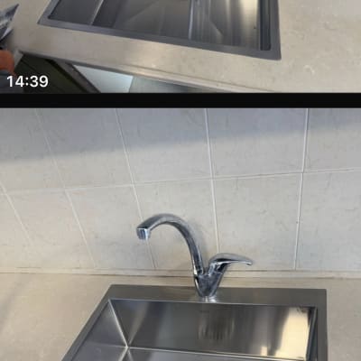 כיור נירוסטה מותקן על משטח שיש במטבח