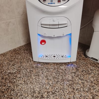 בר מים לבן מותקן על משטח שיש במטבח