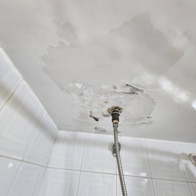 תקרה מתקלפת עם צינור מתכת מחובר