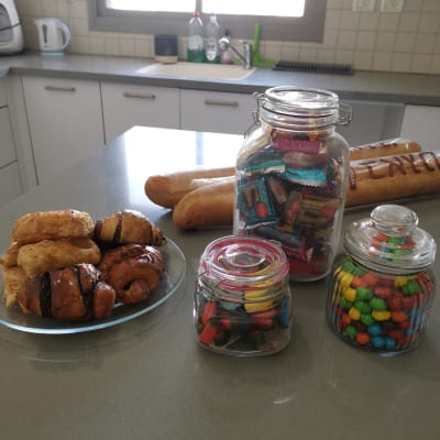 צנצנות ממתקים על השיש במטבח מסודר