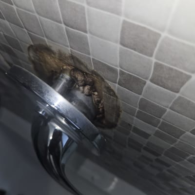 ברז דולף עם סימני רטיבות על הקיר