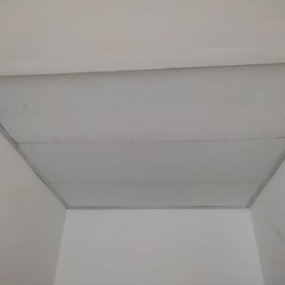 תקרת גבס עם חיבורים ומסגרת מתכת