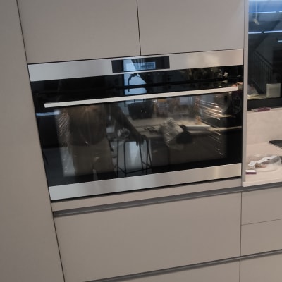 תנור אפייה מובנה במטבח מודרני