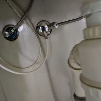 צינורות מתכת וחיבורים מתחת לכיור