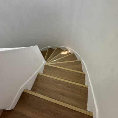 מדרגות עץ עם קיר צבוע בלבן