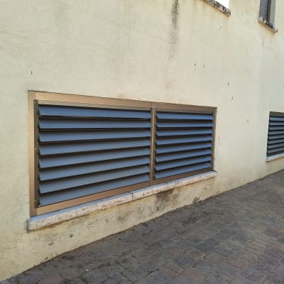 תריסים אפורים על קיר חיצוני של בניין