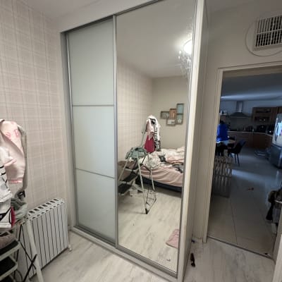 ארון בגדים עם דלתות הזזה ומראה בחדר שינה