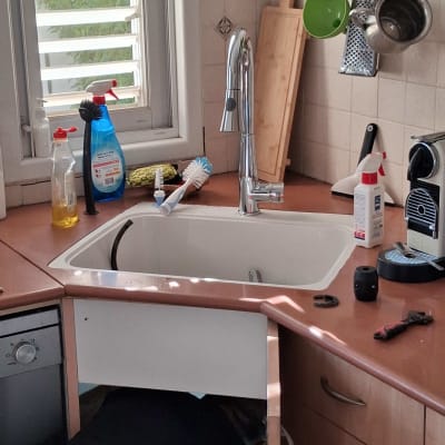 כיור מטבח עם כלים ומברשות, ברז חדש מותקן