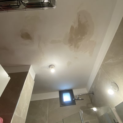 תקרה עם תיקוני צבע בחדר אמבטיה