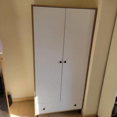 ארון לבן עם דלתות וידיות שחורות